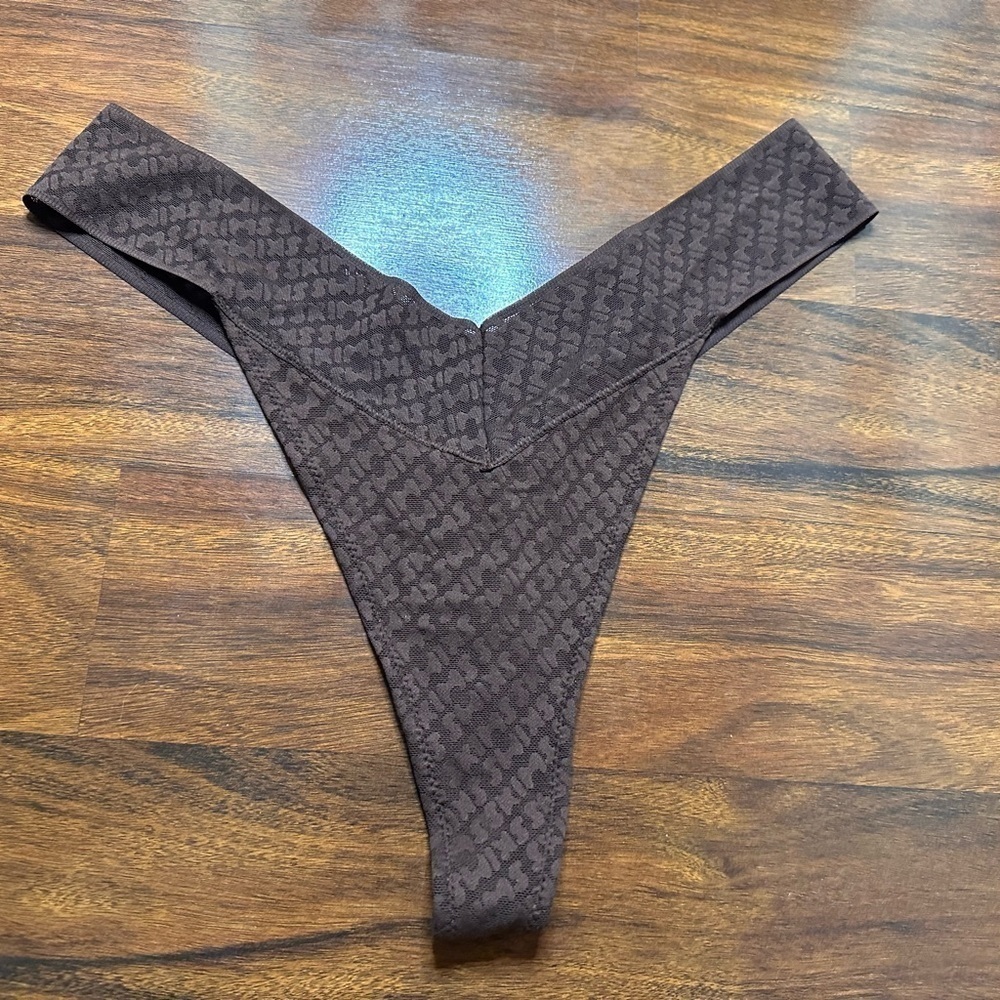 🖤 SKIMS Logo Mesh Thong Panty NWT Size L - Picture 2 of 3